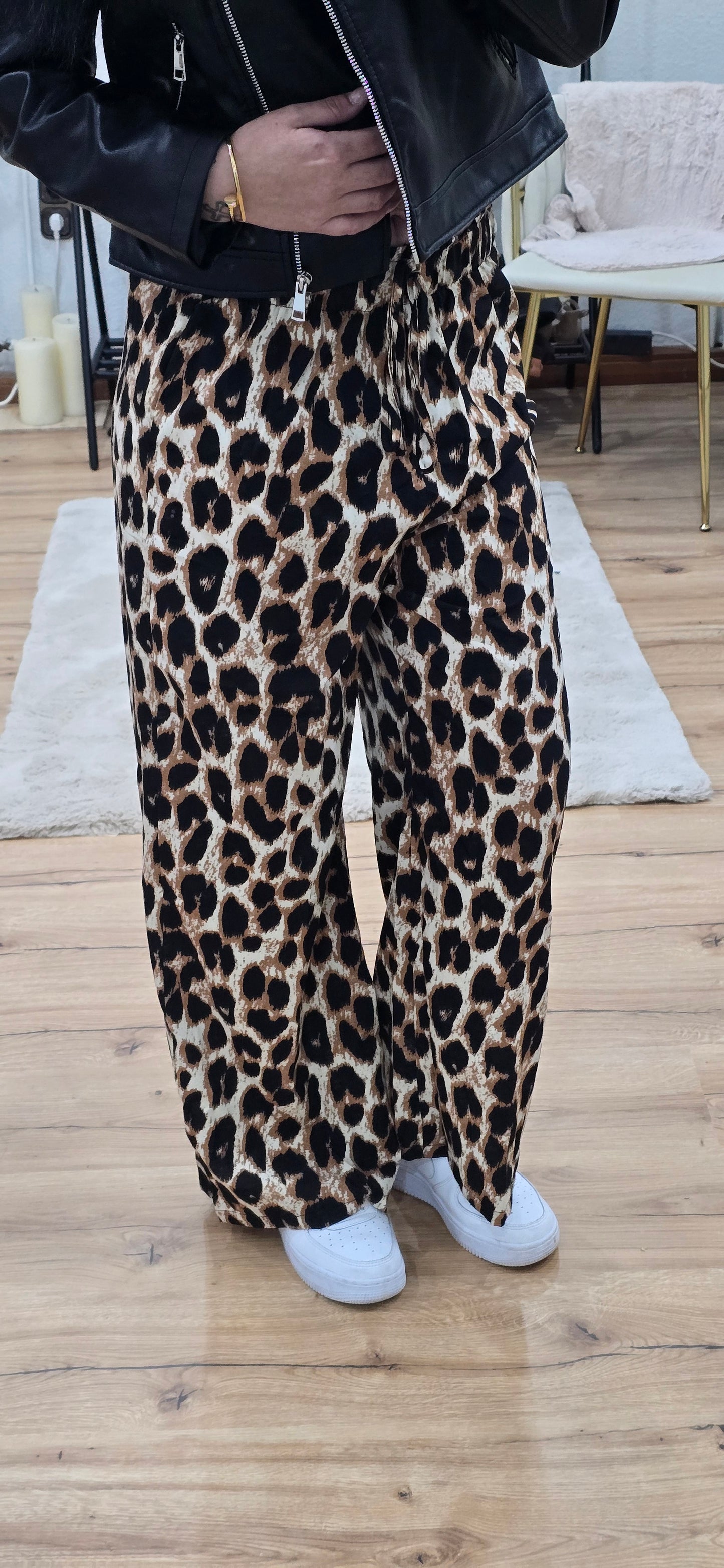 Lässige Hose Leo Look mit Gürtelschleife -SARABI-