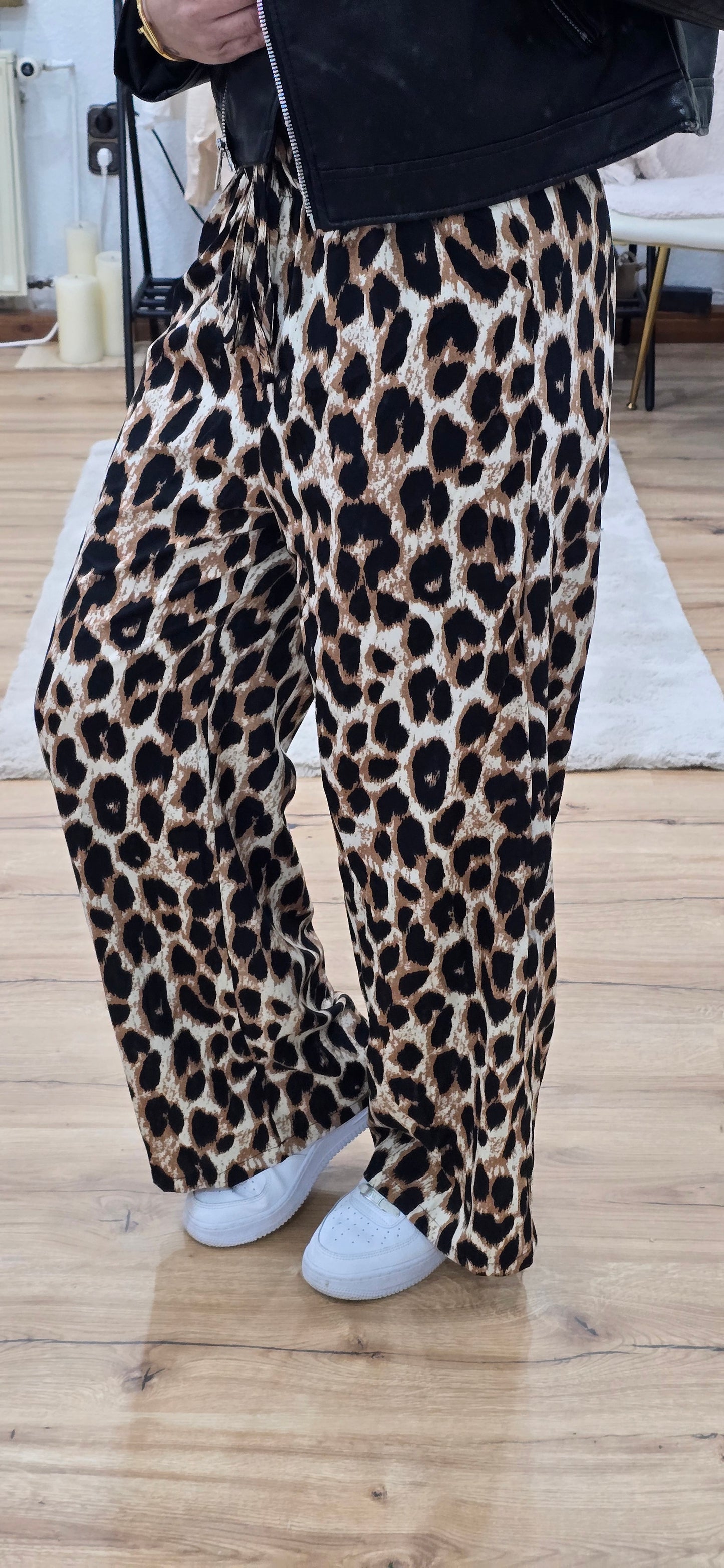 Lässige Hose Leo Look mit Gürtelschleife -SARABI-